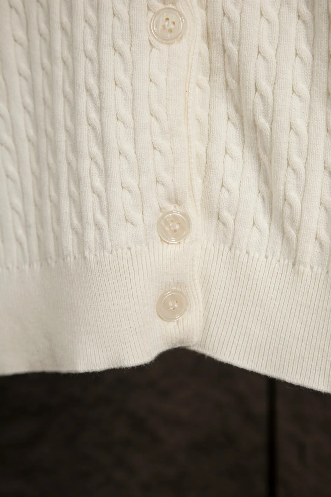 P196 Actual photo [Evergreen for all seasons] Style number: 25123# Color: black/navy blue/almond/white Size: S-XL - Ralph Lauren/Ralph Lauren 2025FW Zhao Lusi's same solid color logo knitted versatile fine twist knitted buttoned long-sleeved cardigan - RL's classic fine twist cardigan 21S quality cotton yarn A cardigan that can be worn in all seasons Can be matched inside or outside Simple and clean basic color matching The upper body is clean and flawless. The comfort brought by imported cotton yarn is soft. An item that cannot be rejected.